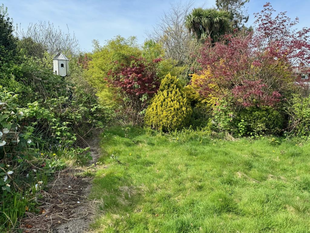 Lot: 146 - DETACHED BUNGALOW WITH POTENTIAL IN POPULAR LOCATION - Rear garden